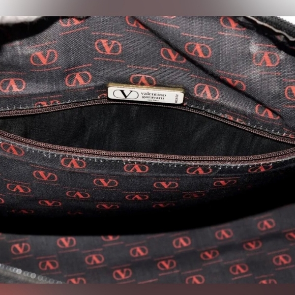 Valentino Garavani: Black Leather Boston Bag - Picture 10 of 12